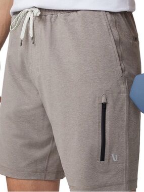 Vuori Men’s Sunday Performance Short NWT Small Camel Heather 7.5 Inseam